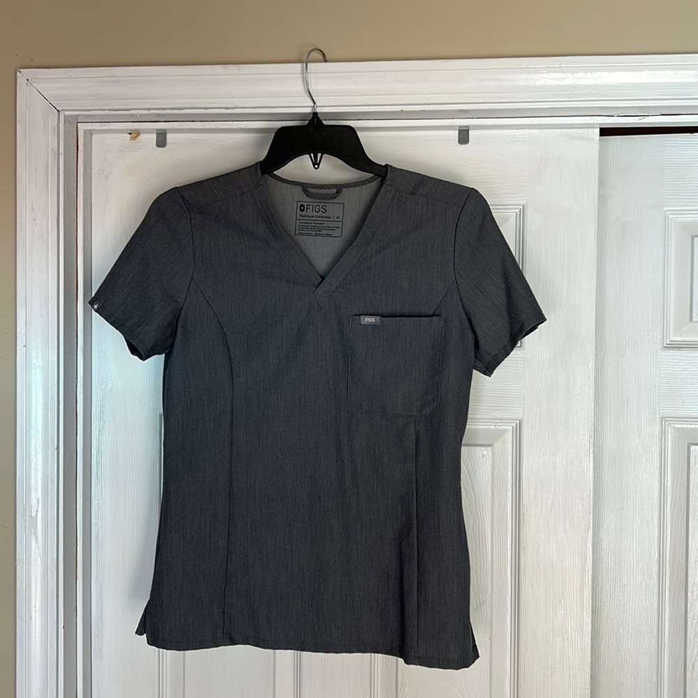 FIGS graphite gray slim-cut Catarina one-pocket scrub top